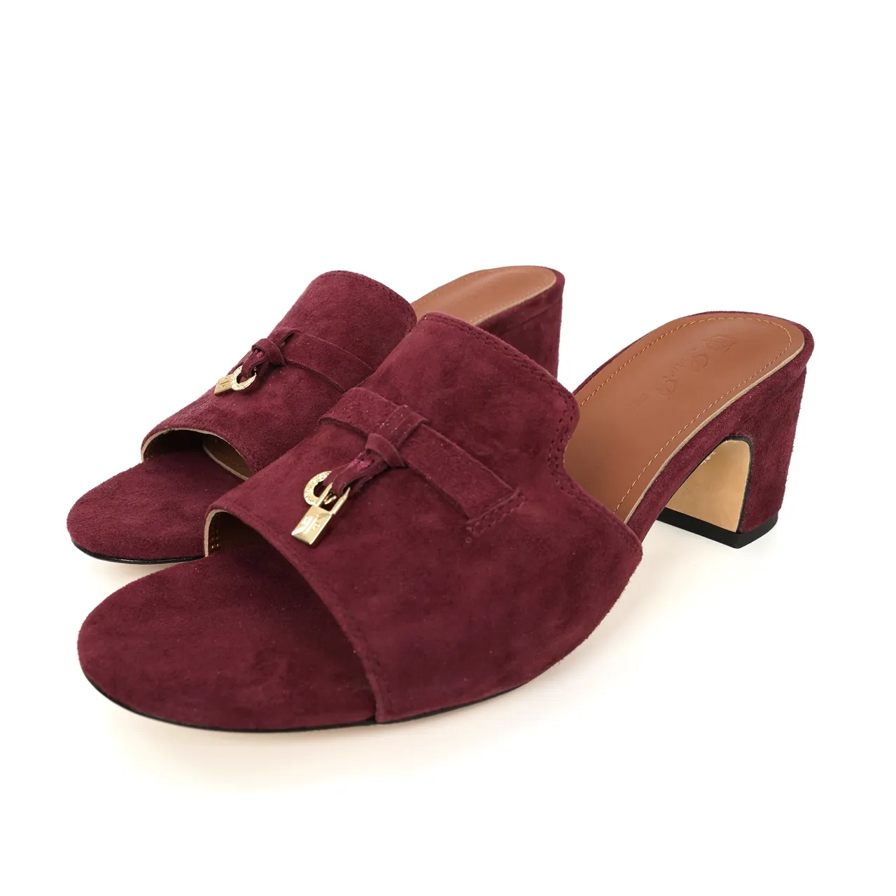👟👟Ex-factory price 440👟👟 Genuine leather sole +30 suede sheepskin slippers with a strap decorated with Loro Piana My Charms charms and decorated with tone-on-tone stitching. Sophisticated and feminine, it pairs well with both city and resort looks. For those looking for an elegant upgrade, the summer glamor slipper is known for its slim open-back silhouette. size: 35-44 (custom-made sizes 43 and 44 are non-returnable) Upper: imported suede sheep leather (sheep), cowhide ostrich pattern, cowhide snake pattern Lining: imported high-grade mixed sheep silk Heel height: 5.5CM
